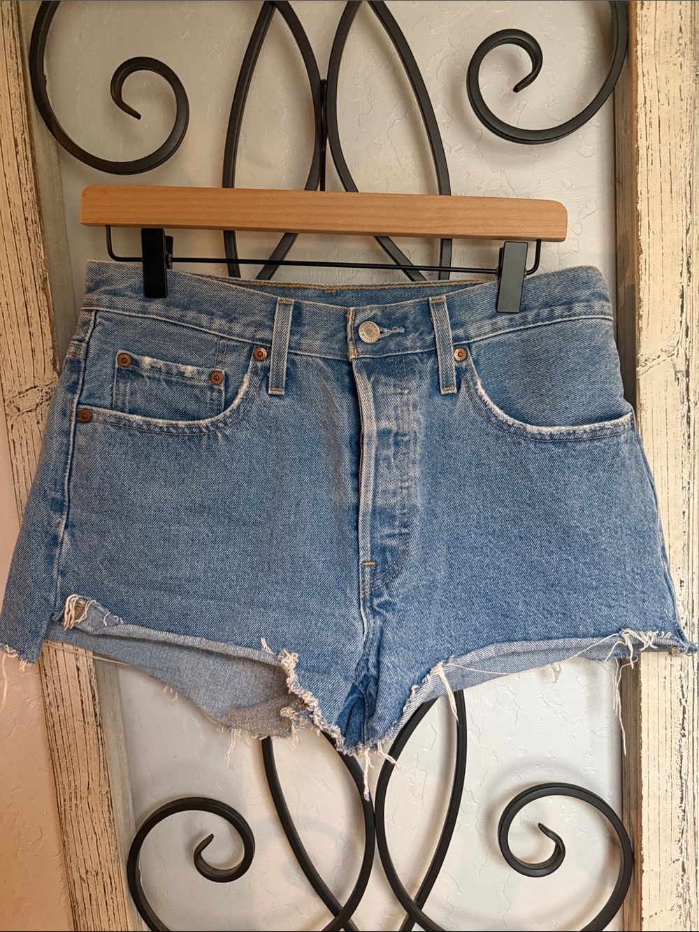 Levi’s 501 High Rise Distressed Women’s Sorts | Size 28